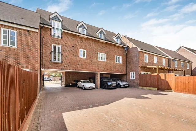 Flat 1, 90 De Burgh Gardens, Tadworth KT20 5LH