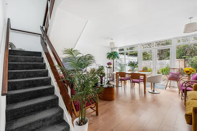11 Tracey Court Belmont Lane, Stanmore HA7 2PS