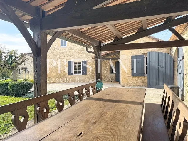 Beautiful country house on the heights with swimming pool and outbuildings