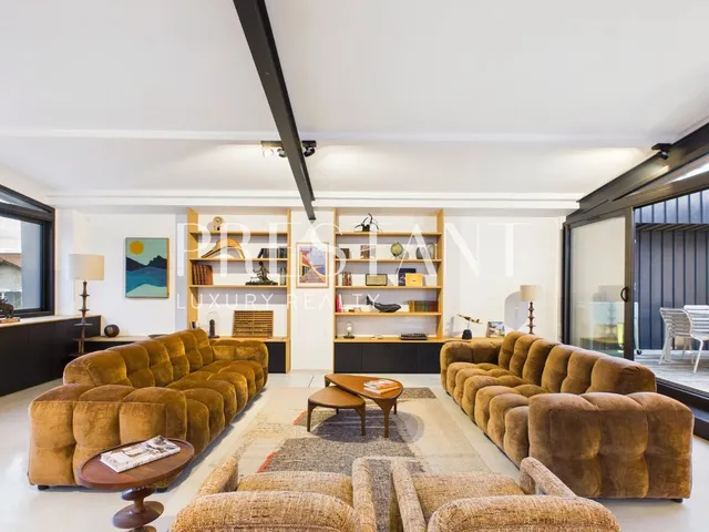 Biarritz — Contemporary loft with generous volumes and central patio