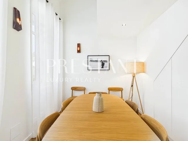 City center, elegant townhouse with parking