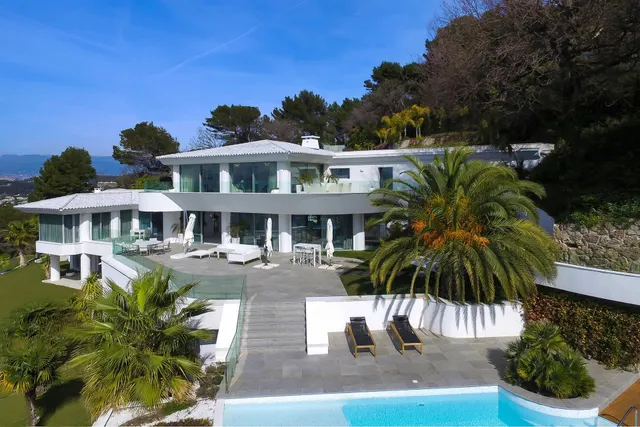 Cannes Californie — A Contemporary Icon Above the Bay