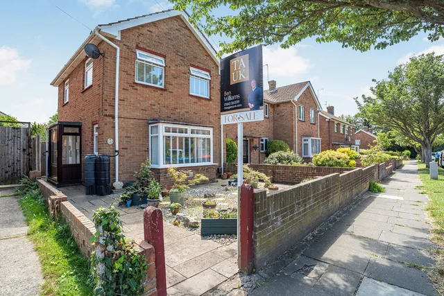 7 Chilham Avenue, Kent CT8 8HD
