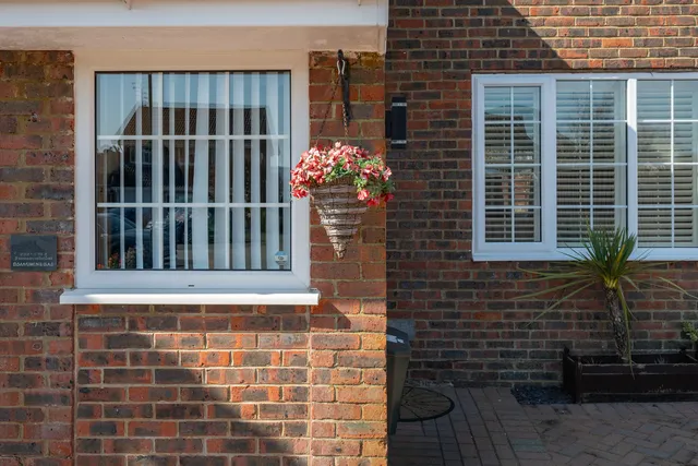 6 Bramber Avenue, Pulborough RH20 4HZ