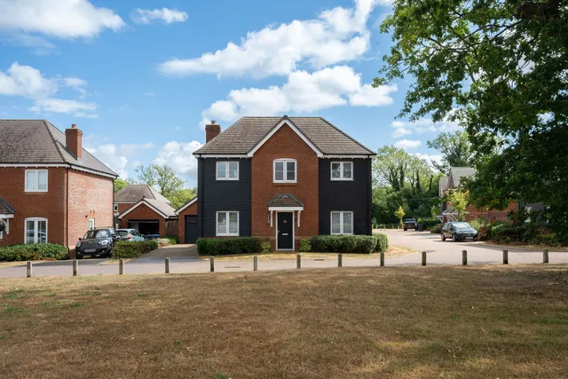 18 St Andrews Place, Hassocks BN6 9QE