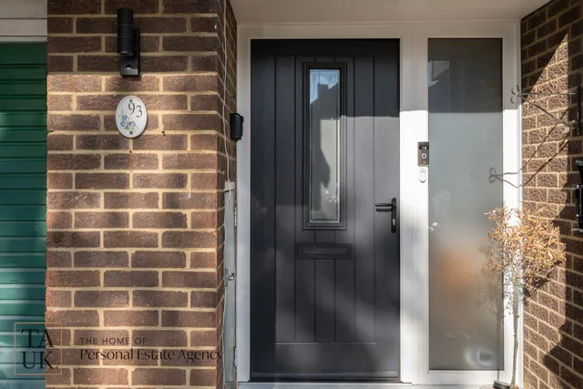 93 Meadowside, Pulborough RH20 4EQ