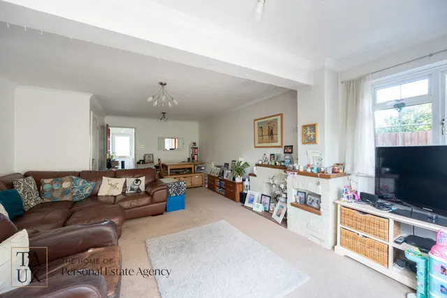 20 Cootham Green, Pulborough RH20 4JW