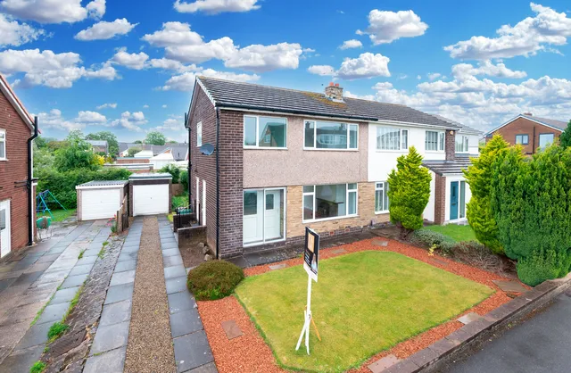 32 Wharfedale Crescent, Leeds LS25 1JU