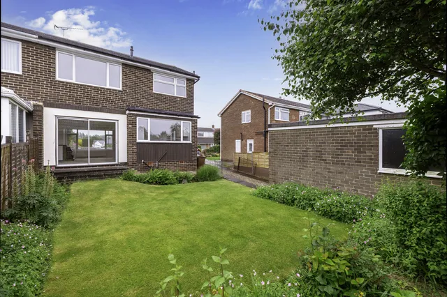 32 Wharfedale Crescent, Leeds LS25 1JU