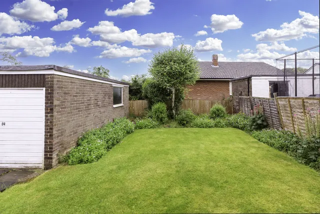 32 Wharfedale Crescent, Leeds LS25 1JU