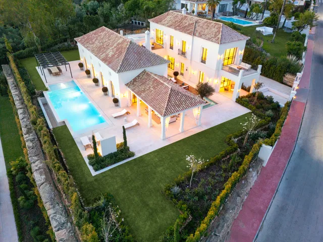 Villa in Nueva Andalucia, Malaga