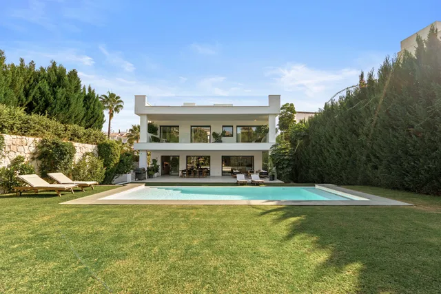 Villa in Nueva Andalucia, Malaga