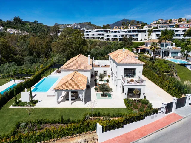 Villa in Nueva Andalucia, Malaga