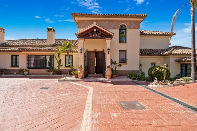 Villa in Benahavis, Malaga