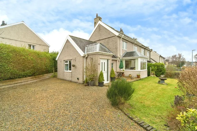 20 Maes Padarn, Caernarfon LL55 4TD
