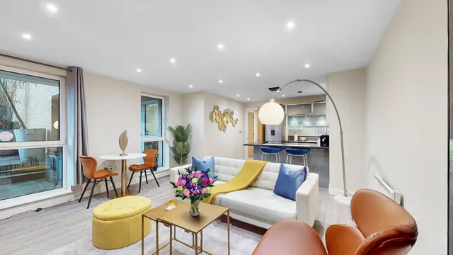 Spacious 1 Bedroom Apartment | Oyster Wharf | Pet-Friendly | Patio | Super Fast WiFi