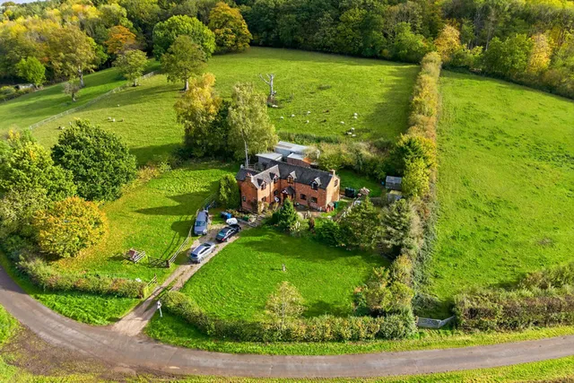 Becks Cottage Becks Lane, Burton-on-trent DE13 8RF