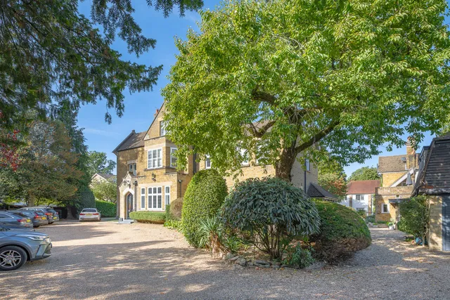 67 Oatlands Avenue, Weybridge KT13 9TL