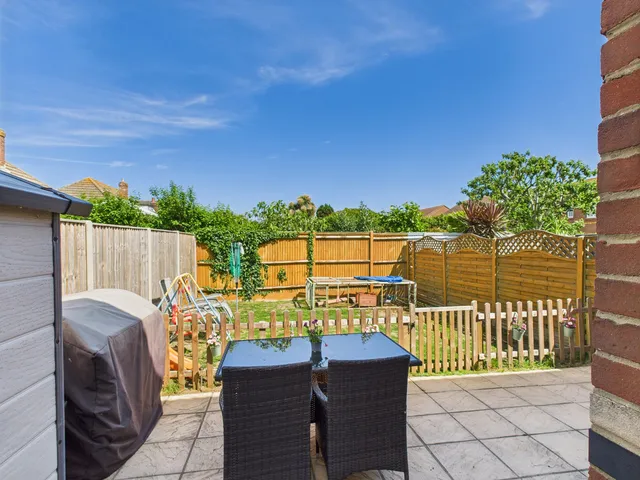 12 Pebble Close, Hayling Island PO11 9TG