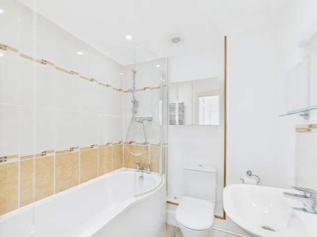 Flat 3 Bowes Hill Court, 78 Bowes Hill, Rowlands Castle PO9 6BS