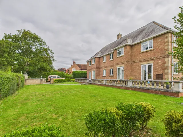 Flat 3 Bowes Hill Court, 78 Bowes Hill, Rowlands Castle PO9 6BS