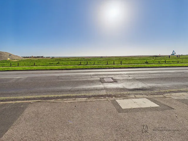 54 Sea Front, Hayling Island PO11 9HL
