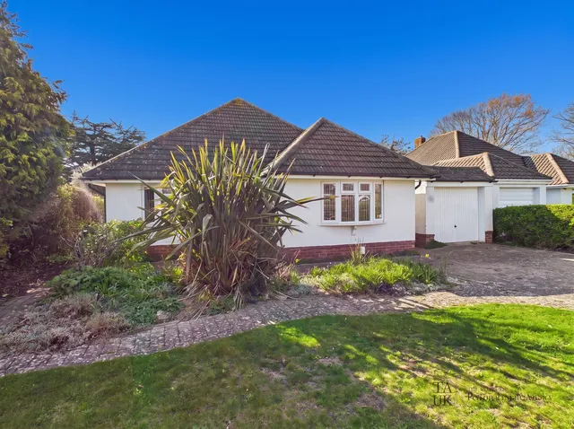 38 St Thomas Avenue, Hayling Island PO11 0EX
