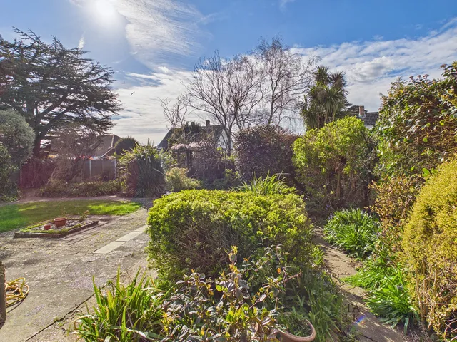 38 St Thomas Avenue, Hayling Island PO11 0EX