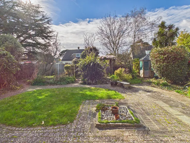 38 St Thomas Avenue, Hayling Island PO11 0EX