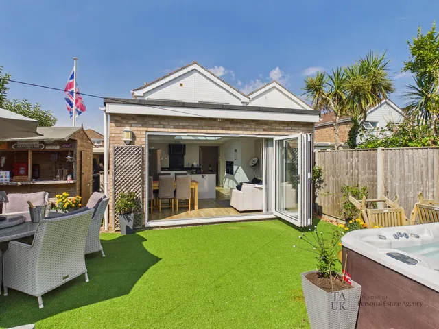 2 Sidlesham Close, Hayling Island PO11 9ST