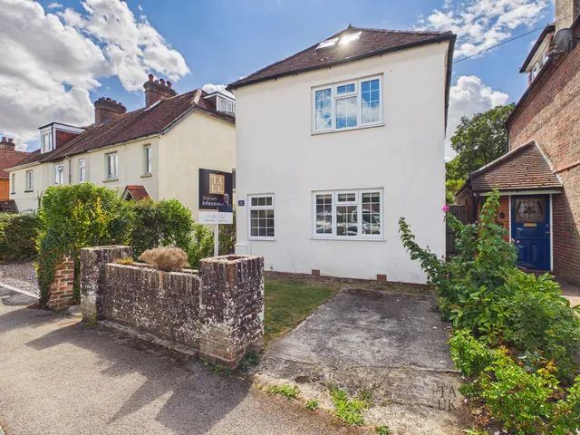 19 Castle Road, Rowlands Castle PO9 6AP