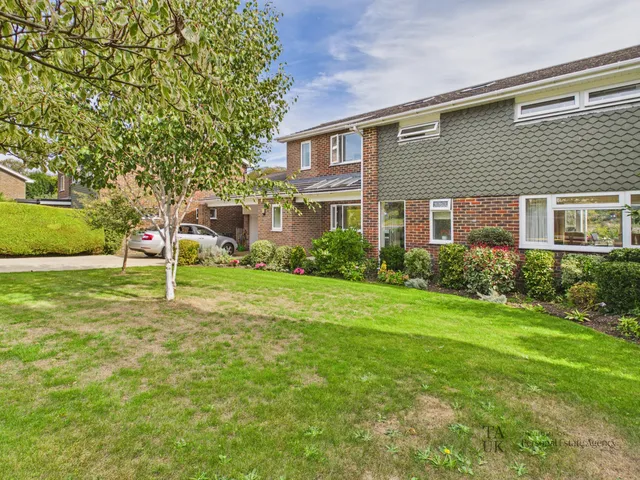 4 Glen Dale, Rowlands Castle PO9 6EP