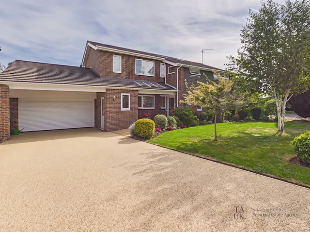 4 Glen Dale, Rowlands Castle PO9 6EP