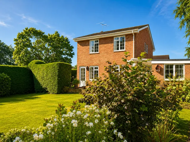17 Guillards Oak, Midhurst GU29 9JZ