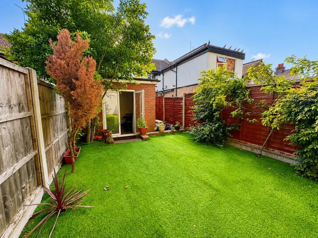 28 Cassiobridge Road, Watford WD18 7QL