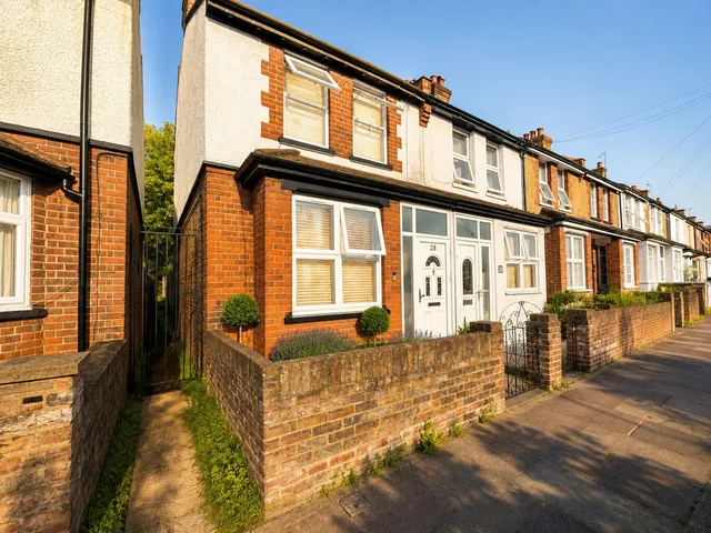 28 Cassiobridge Road, Watford WD18 7QL