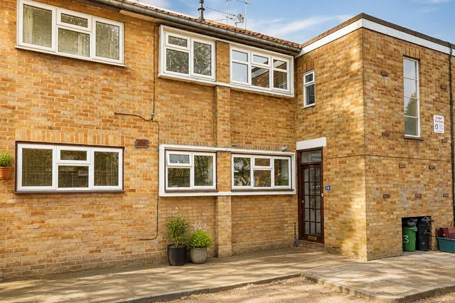 24 Dolphin Court Dolphin Close, Surbiton KT6 4DZ
