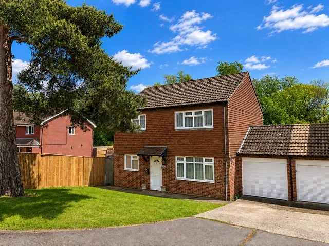 4 Cavalier Close, Midhurst GU29 9QW