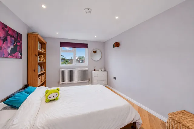 15 Chesterfield Gardens, London N4 1LJ