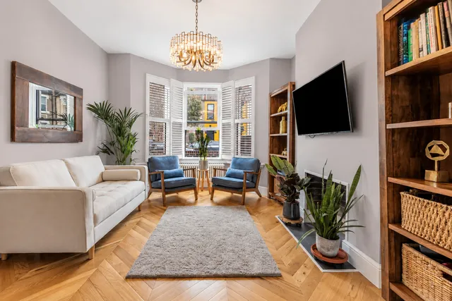 15 Chesterfield Gardens, London N4 1LJ