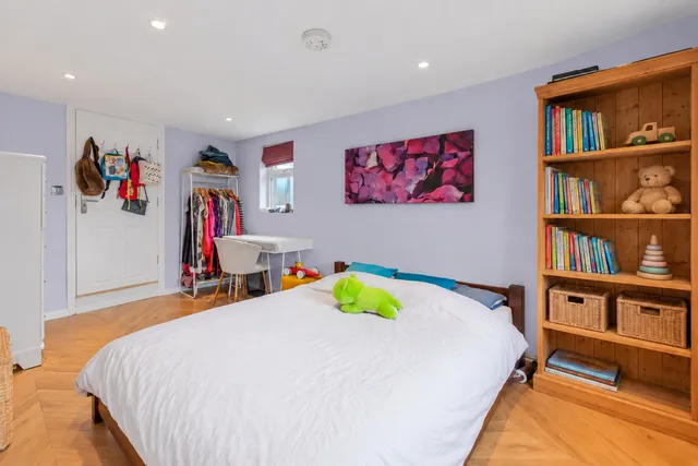 15 Chesterfield Gardens, London N4 1LJ