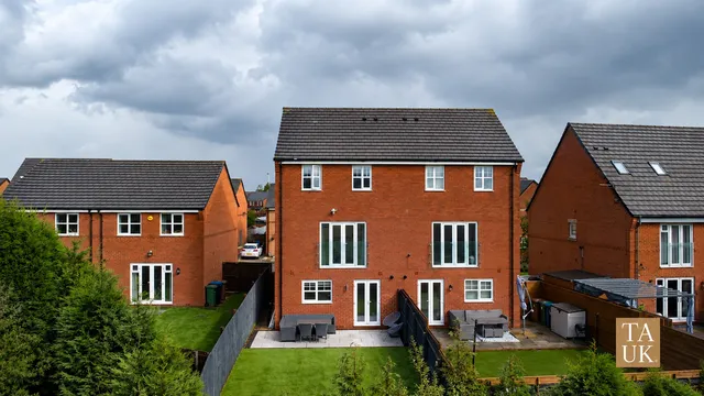 64 Woodhouses Avenue, Manchester M34 5YR