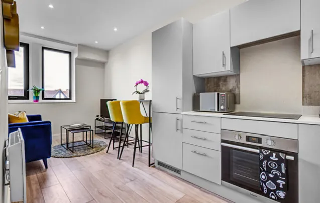 Stylish 1 Bedroom Apartment in Cheam Sutton near Wimbledon | Pet-Friendly | Onsite Parking | 2 Minutes to Train Station