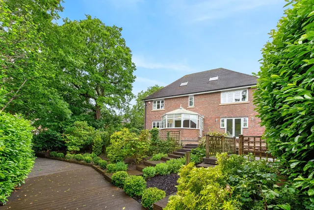275 Chipstead Way, Banstead SM7 3JW