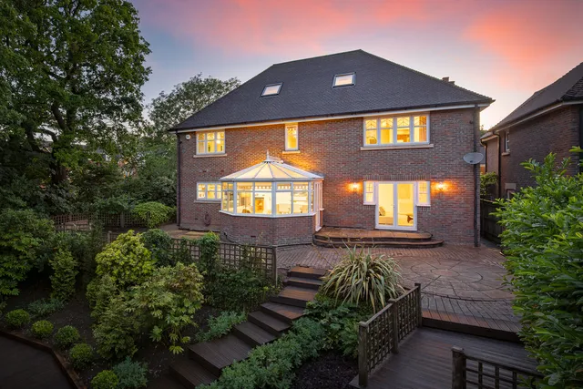275 Chipstead Way, Banstead SM7 3JW