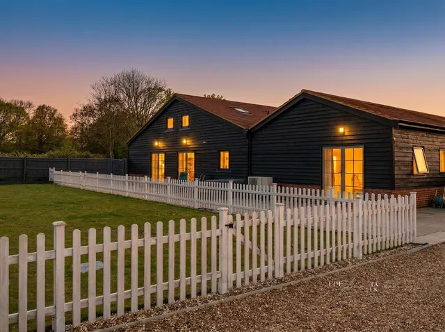 8 Ridings Barn Loxwood Road, Alfold GU6 8EW