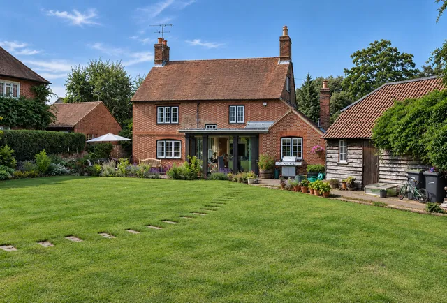 1 Lower Road, Old Bedhampton PO9 3LH