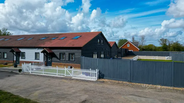 8 Ridings Barn Loxwood Road, Alfold GU6 8EW