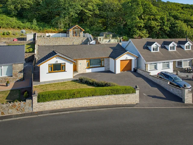 8 Dan-Y-Coed, Blackmill CF35 6ES