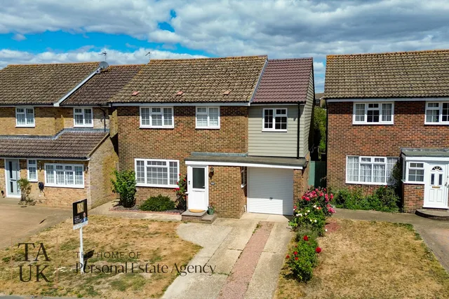 104 Hormare Crescent, Pulborough RH20 4QR
